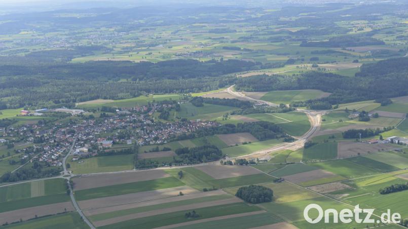 Die Anschlussstellen für die Ortsumgehung bei Plößberg sind fertiggestellt. Bis Mitte Juli soll die Trasse für den Verkehr freigegeben werden. Bild: mür