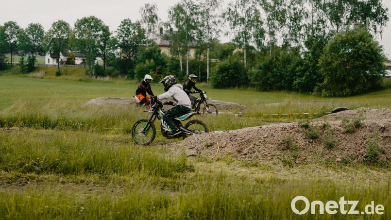 500 Meter lang ist der Kurs, auf dem Geländebikes mit Elektroantrieb ihre Runden drehen können. Bild: wro