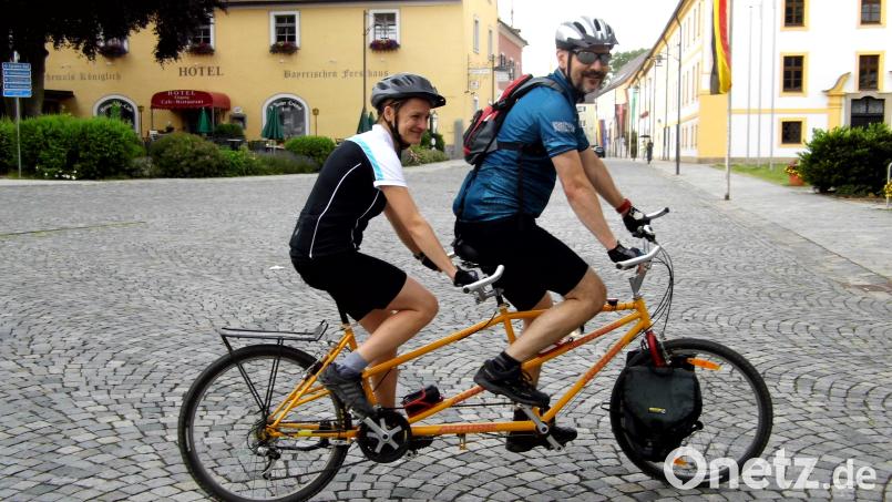 Sogar ein Tandem ist beim Wallfahrtsmarathon diesen Samstag in Waldsassen zu sehen. Am Basilikaplatz (Bild) gibt es eine Erfrischungsstation für die Teilnehmer. Archivbild: gjb