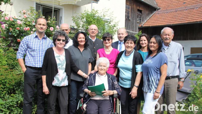 Im Kreis ihrer Familie fühlte sich Maria Lobinger an ihrem 103. Geburtstag richtig wohl. Zum Gratulieren waren auch Pfarrer Herbert Rösl und zweiter Bürgermeister Robert Hechtl gekommen. Bild: frd