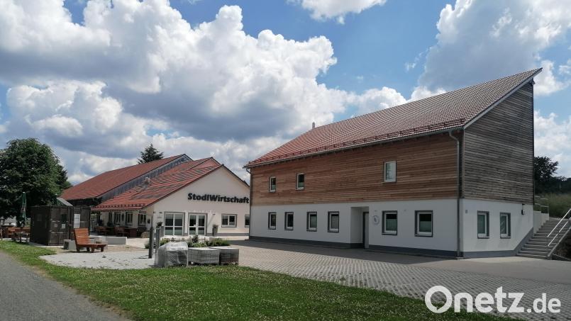 Nach viel Eigenleistung und Engagement ist er fertig: der neue Pertolzhofener Dorfmittelpunkt mit dem Haus der Vereine (rechts) und dem Dorfgemeinschaftshaus, das an den bestehenden Feststodl angebaut wurde. Bild: Winderl, Kristin [wrl]