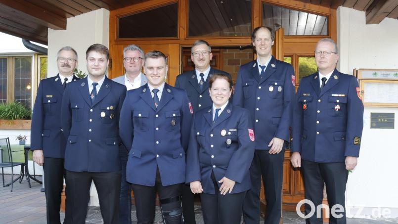 Leistungsabzeichen verlieh die Feuerwehr Großalbershof bei ihrer Jahreshauptversammlung: (hinten, von links) Kreisbrandmeister Thomas Wiesnet, Bürgermeister Michael Göth, Vorsitzender Manfred Friedrich, Kommandant Alexander Luber (Leistungsabzeichen Stufe 6 Gold-Rot), Kreisbrandinspektor Christof Strobl, (vorne, von links) Andreas Schneider (Stufe 3 Gold), Philipp Kogelbauer (Stufe 1 Bronze) und Michaela Luber (Stufe 3 Gold). Bild: mfh