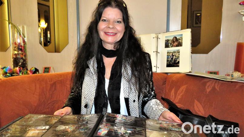 Die 51-jährige Weidenerin hat viele Fotobücher aus ihrem Leben in Kalifornien mitgebracht. "Alles andere habe ich verschenkt. Ich kam nur mit ein paar Kisten ganz persönlicher Sachen zurück", sagt sie. Bild: ubb