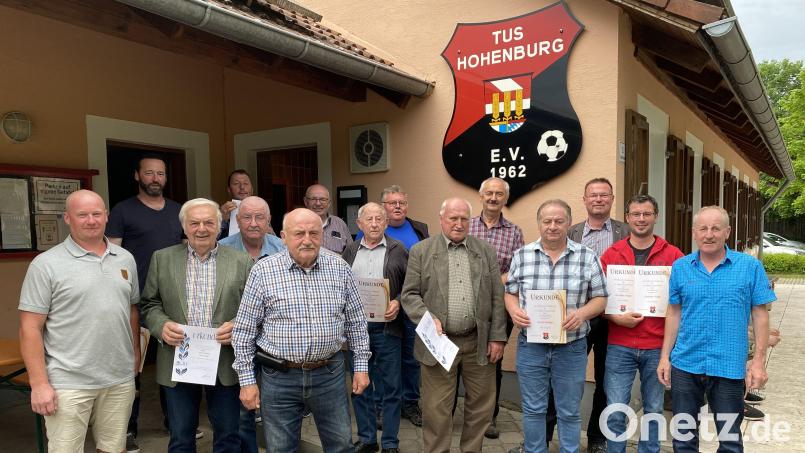 Der TuS Hohenburg ehrt langjährige Mitglieder und wählt Teile des Vorstands nach. Dazu gratulieren Vorsitzender Christian Kiebel (links) und Bürgermeister Florian Junkes (Dritter von rechts). Bild: bö