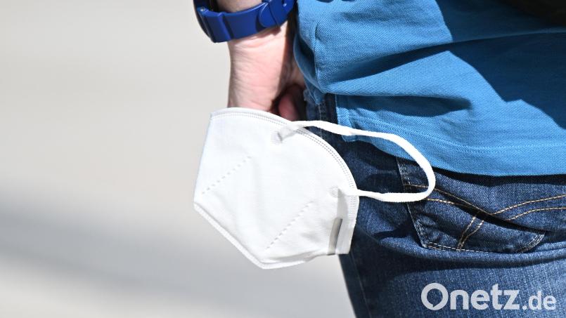 Die Maskenpflicht ist weitgehend abgeschafft, wie beinahe alle Corona-Regeln. Das Landratsamt Schwandorf muss dennoch weiter Ordnungswidrigkeiten bearbeiten. Bild: Bernd Weißbrod/dpa