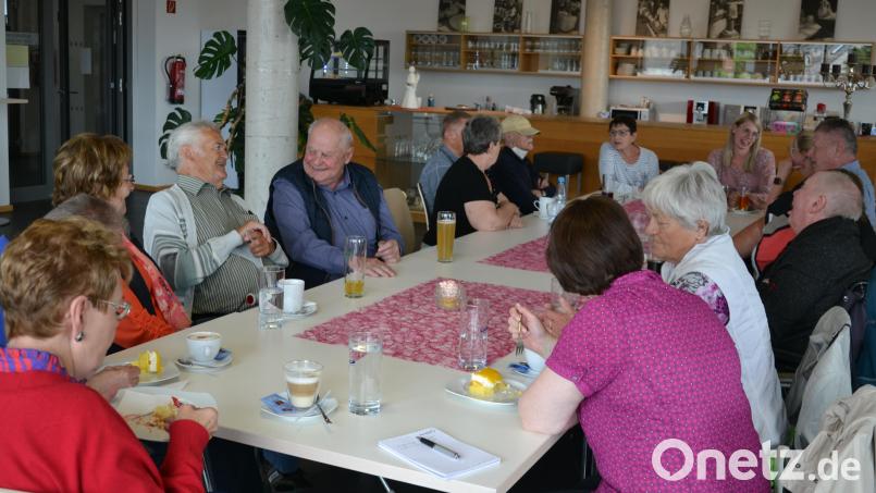 Die Besucherinnen und Besucher des Stammtisches des Blindenbunds Oberpfalz treffen sich alle zwei Monate im Museumscafé in Mitterteich. Bild: Jennifer Bergmann