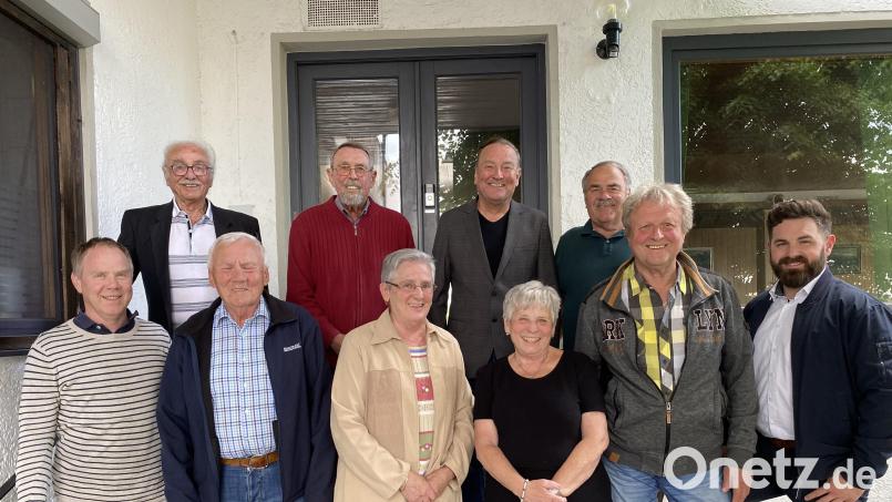 SPD-OV-Vorsitzender Sebastian Dippold (rechts) und SPD-Fraktionsvorsitzender Rainer Hetz (links) freuten sich mit den Vorstandsmitgliedern der AG SPD 60plus über ihrer Wiederwahl. Bild: dip