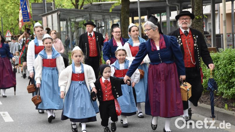 Ein bisschen Nachwuchs gibt es doch noch. die &quot;Altbairischen&quot; mit der Kindergruppe beim Maibaum- Festzug 2022. Archivbild: hcz