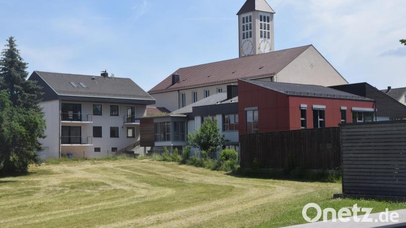 Das Kinderhaus (rechts) und das Schwesternwohnhaus (links) in Schirmitz werden zusammengeführt und brauchen künftig eine gemeinsame Heizung. Bild: fz