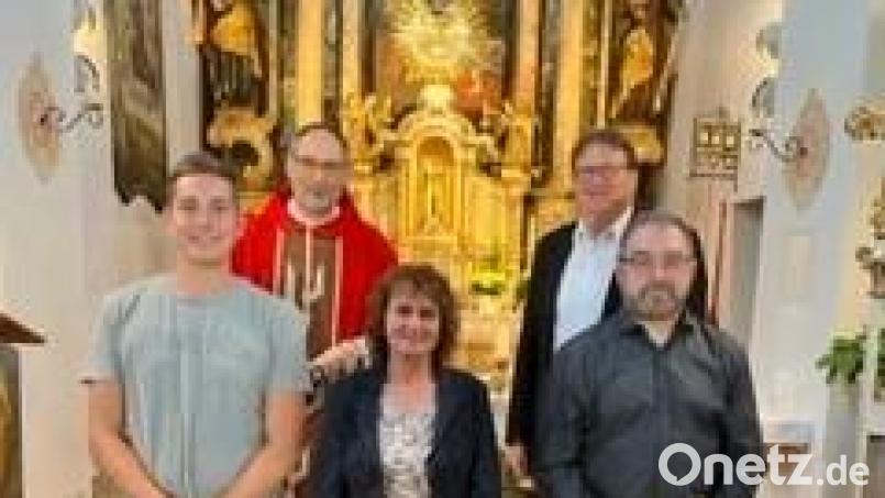 Nach der Verabschiedung (von links): Michael Eckl, Pfarrer Gerhard Wagner, Christa Mutzbauer, PGR-Sprecher Werner Schönberger und Xaver Flierl. Bild: Wagner/exb