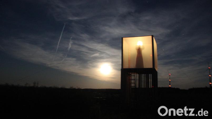 Inge Gebert erzählte in der Hainstettener Himmelslaterne das Schönwerth-Märchen von Sonne und Mond. Der Vollmond schaute interessiert zu. Bild: gri
