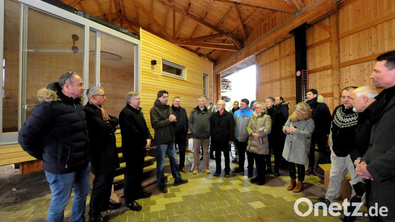 Vor einem Tiny-House-Modul der Firma Freiraum in Fiederhof erklärt Geschäftsführer Tom Scheimer (Vierter von links) der CSU-Fraktion das Prinzip dieser in Deutschland neuen Wohnform. Bild: Stephan Huber