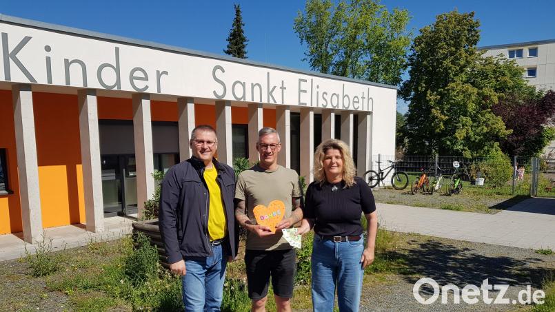 Beate Merkel (rechts) und Rainer Vater (links) übergeben an das Kinderhaus St. Elisabeth in Weiden eine 500-Euro-Spende aus der &quot;Schimmelversteigerung&quot;. Kinderhausleiter Patrick Schu (Mitte) dankt den beiden &quot;Schimmelpräsidenten&quot; für die finanzielle Unterstützung. Bild: Rainer Vater/exb