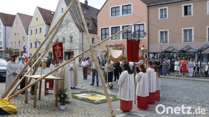 Ein besonderer Blickfang: Der Wegaltar stand unter einem symbolhaften Fischernetz. Bild: mfh