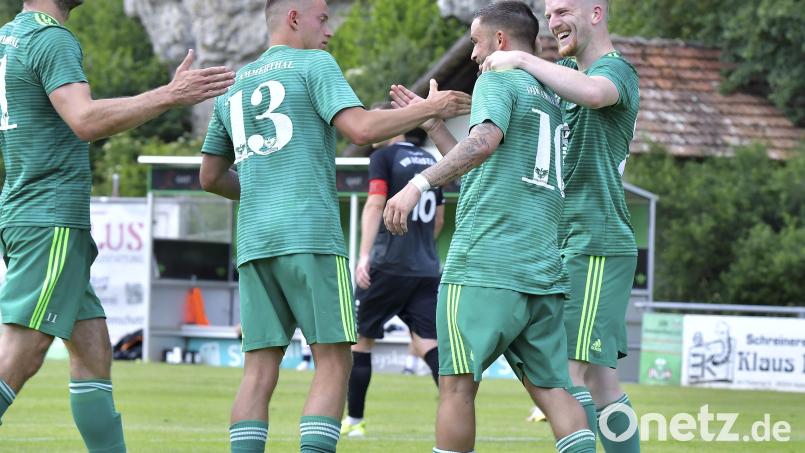 Der Ammerthaler Neuzugang und Torschütze zum 2:0 per Foulelfmeter, Tim Sulmer (2.von rechts) wird in dieser Szene von seinen Mannschaftskameraden Raffael Kobrowski (rechts) und den beiden Neuzugängen Anton Shynder sowie Laurin Klaus (von links) beglückwünscht. Bild: Hubert Ziegler