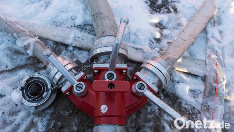 60 Feuerwehrleute waren in der Nacht auf Donnerstag, 16. Juni, wegen eines Feuers an einem Schuppen und einem Familienhaus im Einsatz, Symbolbild: Patrick Seeger/dpa