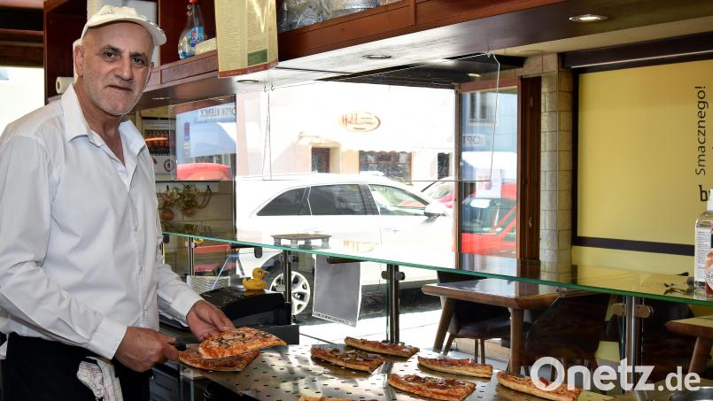 Pizza gibt&#039;s noch, Döner nicht mehr: Imbiss-Chef Gjem Meta blutet das Herz, dass er seinen Kunden keinen Kebab mehr verkaufen kann – er müsste 7,50 Euro für das Fladenbrot mit Putenfleisch verlangen, das will er nicht. Bild: Stephan Huber