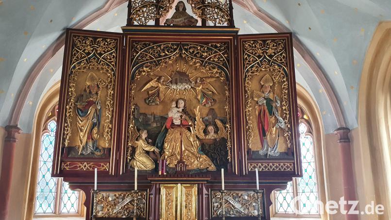 Der heilige Wolfgang (links) ist auf dem Flügelalter in der Lorettokapelle in Erbendorf zu finden. Dieses Motiv des heiligen Wolfgangs ziert das Bild, das alle Pfarreien zur Feier der Wolfgangswoche erhalten. Bild: kaz