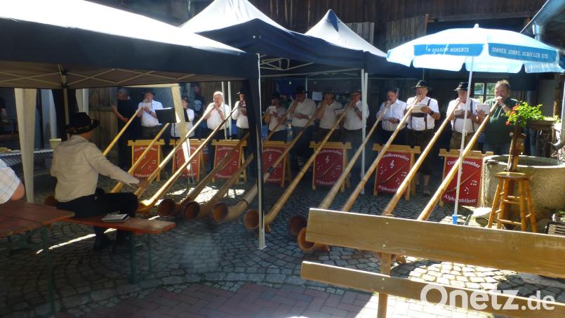 Die Alphornbläsergruppe der Großkonreuther Blaskapelle verlegte ihren Probevormittag am Sonntag auf das Fischerfest. Die Gäste lauschen begeistert den Klängen. Bild: ser