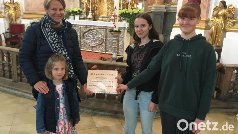 Den Erlös ihrer Osterwasser-Aktion stellten jetzt die Ministrantenschar der Pfarrei Münchenreuth den Flüchtlingskindern in Fockenfeld zur Verfügung. Von links: Nina Neumann mit Tochter, Theresa Kunz und Josepha Wifling. Bild: Pfarrei St. Emmeram/exb