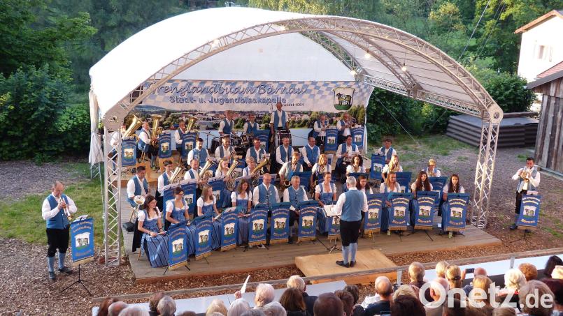 Vor fast voll besetzten Rängen gaben die Grenzlandbuam Bärnau auf der Freilichtbühne ein Konzert. Bild: Maria Freundl/exb