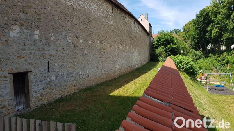 Rechts der Stadtgraben mit dem Spielplatz (hier findet das Saustechen statt), links der Zwinger: Auf dem Grasstreifen vor der Stadtmauer und gleich hinter dem Stadtturm (gegenüber Drogerie Müller) hat der HC Sulzbach beim Altstadtfest seine neue Bleibe gefunden. Bild: Tobias Gräf