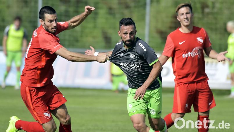 Nach 136 Spielen für die DJK Gebenbach ist Schluss für Oliver Gorgiev (Mitte). Der 41-Jährige wird Co-Trainer und Videoanalyst im Trainerteam von Timo Rost beim Drittligisten FC Erzgebirge Aue. Archivbild: Hubert Ziegler