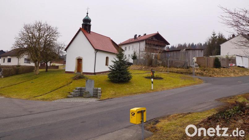 Den nordwestlichen Teil des Baugebiets Steinäcker in Witzlasreuth markiert eine Kapelle. Archivbild: bkr