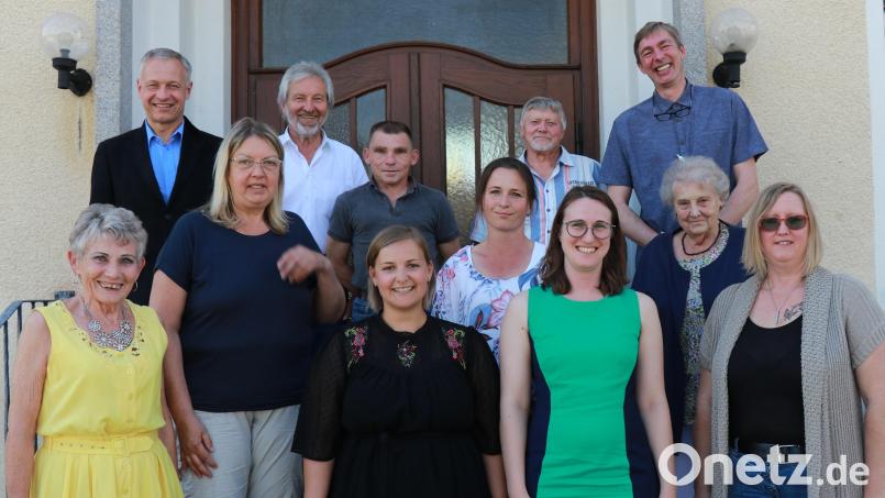 Einen neuen Vorstand wählt die SG Sorghof: (von links): Gisela Pretsch, Zweiter Bürgermeister Thorsten Grädler, Marianne Ringer, stellvertretender Bezirksvorsitzender Arthur Weber, Peter Pretsch, Vorsitzende Jessica Gonzales, Monika Hermann, Harry Platzer, Susanne Suttner, Benno Engelhardt, Gunda Weber und Barbara Stübe. Bild: Willi Ertl