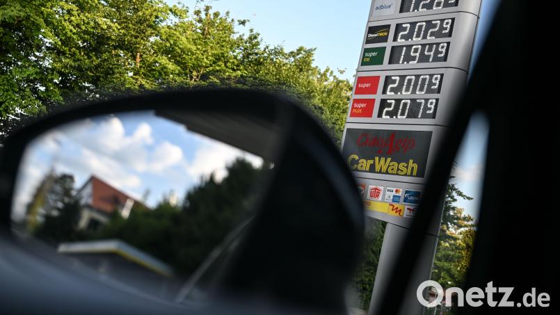 Der Dieselpreis kratzt schon wieder an der Zwei-Euro-Marke. Viele Kunden an den Tankstellen können darüber nur den Kopf schütteln. Symbolbild: Felix Kästle/dpa