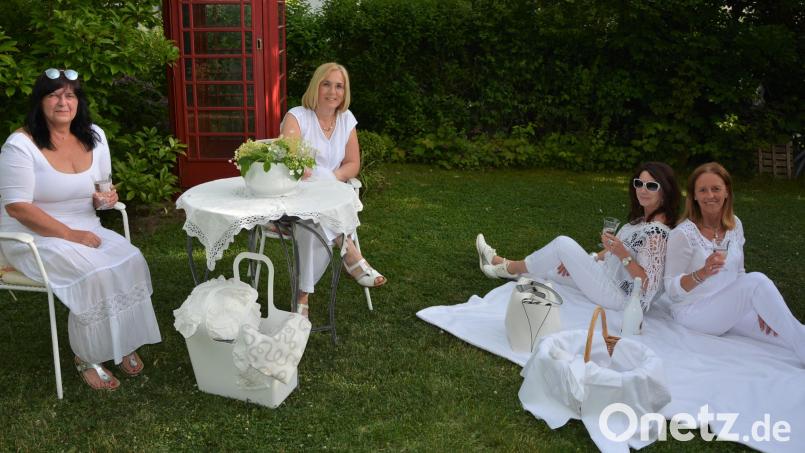 Erstmals soll heuer in Mitterteich ein „Diner en blanc“ stattfinden, nachdem es zweimal Corona abgesagt werden musste. Erna Burger, Regina Werner, Andrea Forte und Claudia Tietze (von links) hoffen am 26. Juni auf viele Teilnehmer. Bild: jr