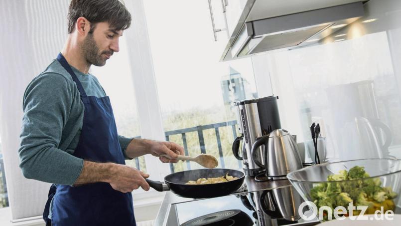 Gerichte werden auch fertig, wenn man den Herd früher abschaltet und die Restwärme nutzt. Symbolbild:  Christin Klose/dpa