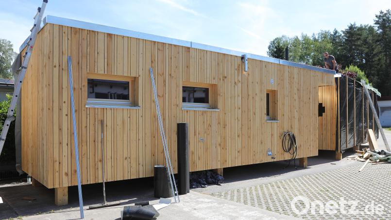 80 Modulhäuser wird die Firma Freiraum dieses Jahr ausliefern, bald soll in Rosenberg eine neue Produktionshalle gebaut werden. Das Bild zeigt ein Hauptmodul, das um ein zweites Modul (rechts, schwarze Folie) erweitert wird. Auch ein aufsetzbares Obergeschoss ist möglich. Für immer mehr Bürger werden solche alternativen Wohnformen attraktiv – wegen dem Geld und der Ökologie. Bild: Wolfgang Steinbacher