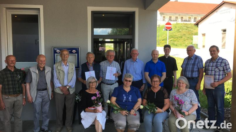 Der wiedergewählte Vorsitzende Franz Völkl senior (Zweiter von links) freute sich, treue Mitglieder von KAB und Männerverein Flossenbürg ehren zu können. Bild: cro