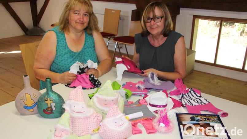KLB-Vorsitzende Brigitte Meyer (links) und Maria Meyer mit einem Großteil der aktuellen Basteleien, die die Bastelgruppe &quot;produziert&quot;. Bild: kro