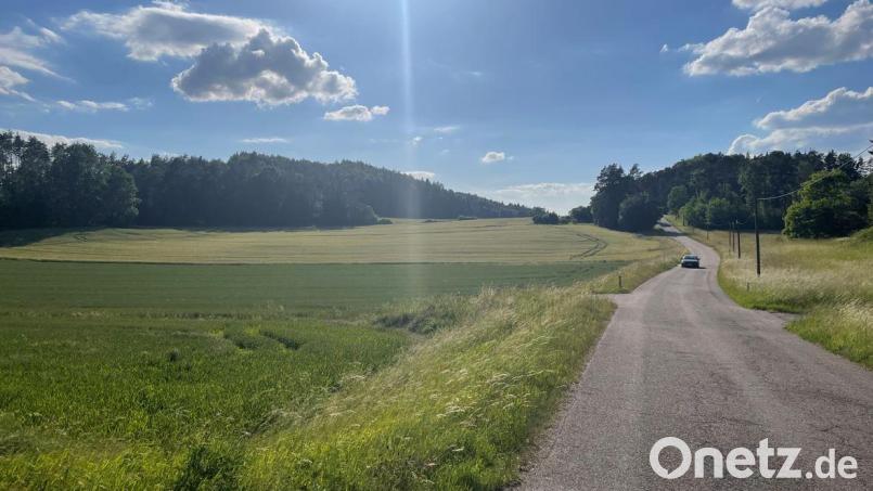 Links der Gemeindeverbindungsstraße von Eschenfelden nach Ratzenhof könnte, kurz vor dem Ortseingang Ratzenhof, eine Freiflächenphotovoltaikanlage entstehen. Bild: lei
