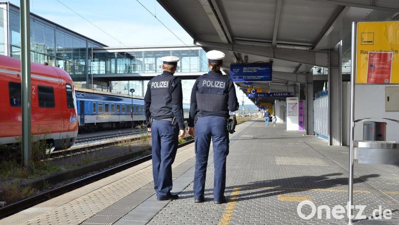 Bahnpolizisten haben am Dienstag einen 45-Jährigen fest. Der Mann hatte einen Zugbegleiter angegriffen und einen Fahrgast gebissen. Bild: Bahnpolizei/exb