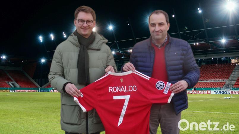 Christian Birk (links) und Dieter Keil mit dem Ronaldo-Trikot. Bildmontage: saj