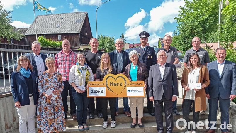 Die Abordnungen der Waldershofer Vereine und Institutionen freuen sich über die Unterstützung durch die Raiffeisenbank. Mit im Bild Geschäftsstellenleiterin Cornelia Wöhrl (links) und Vorstandssprecher Joachim Geyer (rechts). Bild: fpoz
