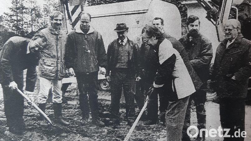 Spatenstich am 22. Oktober 1996 mit Geistlichem Rat Rainer Gebauer (rechts) und dem damaligen Bürgermeister Erwin Nickl (links) mit Vertretern der Kirche und Baufirmen. Archivbild: gis
