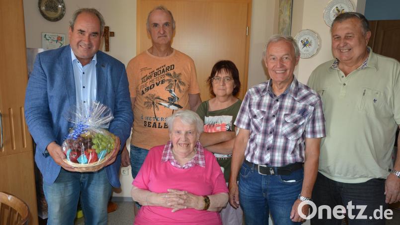 Hildegard Riedl (sitzend) feierte jetzt Ihren 85. Geburtstag. Dazu gratulierten (von links) Dritter Bürgermeister Josef Schwägerl, Sohn Reinhard mit Ehefrau Brigitte sowie Max Zintl und Ludwig Schmid von der AWO. Bild: jr