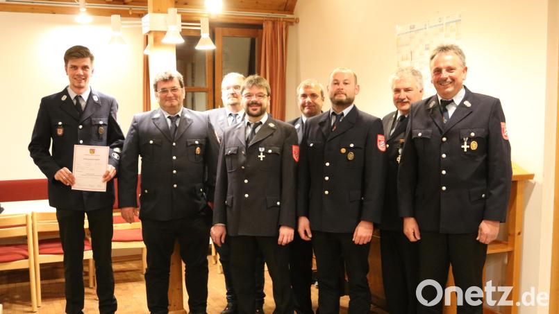 Zufriedene Gesichter bei der Feuerwehr Eschenfelden: (von links) Jürgen Leißner (Ehrung für CSA-Grundlehrgang), Erster Kommandant Richard Leißner, Zweiter Kommandant Hans-Jürgen Pöllinger, der wiedergewählte Kassenprüfer Marko Hieltel, die Vorsitzenden Bernd Pilhofer und Alexander Gössl, Kreisbrandinspektor Hans Sperber und Bürgermeister Hermann Mertel. Bild: lei