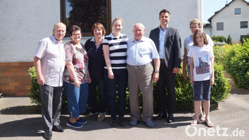 Lothar Hanauer feierte seinen 90. Geburtstag mit Tochter (Dritte von links), Enkelin (Vierte von links) und Schwiegersohn (links) sowie der weiteren Verwandtschaft. Auch Bürgermeister Rudolf Teplitzky (Dritter von rechts) gratulierte. Bild: wel