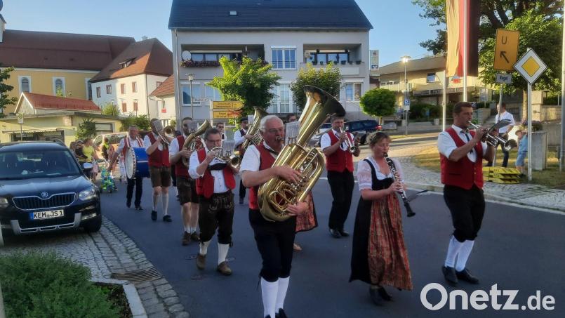 Die Fichtelgebirgskapelle spielt zum Zapfenstreich. Bild: soj