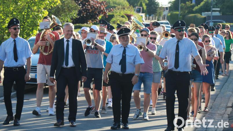 Die Teilnehmer am Sorghofer Zapfenstreich kommen mächtig ins Schwitzen. Für Abhilfe sorgen drei Getränkepausen. Bild: er