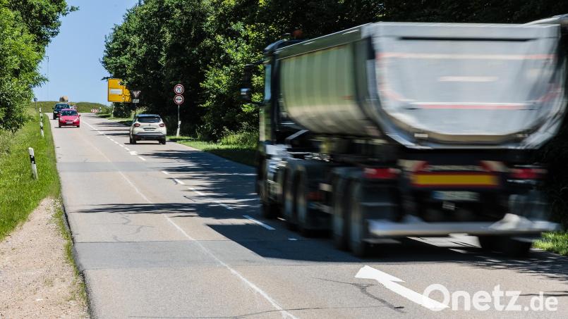 Die Industriestraße führt bergauf zum Kreisverkehr mit der SAD 9 (im Hintergrund), dort müssen Lkw halten. Das zu ändern, eventuell mit einer neuen Straße zum Innovationspark, beschäftigt die Wackersdorfer Kommunalpolitik seit Jahrzehnten. Bild: Hösamer