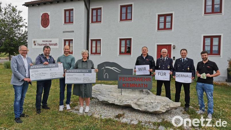 Bürgermeister Roman Schäffler (links) freut sich mit Feuerwehrvorstand Marco Schäffler (rechts) und Feuerwehrkommandant Peter Denz (Vierter von rechts) über die Spenden des Kaibitzer Kulturvereins, welche Thomas Purucker und Ely Eibisch (2. und 3. von links), von der Waschanlage Burbach, Frau Anna Burbach (4, von links) und der Feuerwehr Atzmannsberg-Köglitz, welche Andreas Schraml und Richard Prieschenk. übergaben. Bild: mde