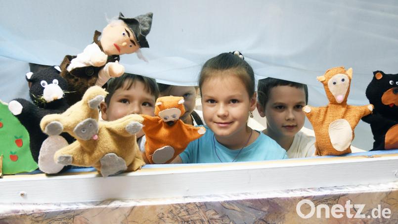 Beim Talentcampus der Volkshochschule in Weiden fühlen sich - wie hier beim Puppentheater - nicht nur die Kinder wohl. Es gibt auch Angebote für die Eltern. Bild: Gabi Schönberger
