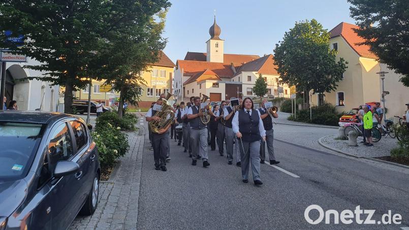 Einen Zapfenstreich spielt die Werkvolkkapelle Schlicht. Bild: sak