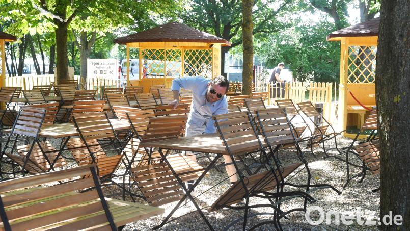 Geschäftsführer Alexander Quardokus bei den letzten Vorbereitungen für die Eröffnung des neuen Event-Biergartens des VfB Rothenstadt. Bild: tss